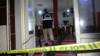 Adana'da bir kişi kahvehanede okey oynayan 2 arkadaşı tabanca ile