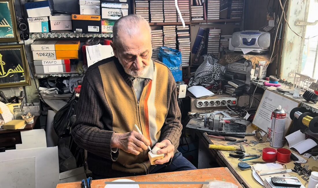 Afyonkarahisar’da yaşayan 85 yaşındaki Ali İhsan Kocaçay, ömrünü adadığı hobisi