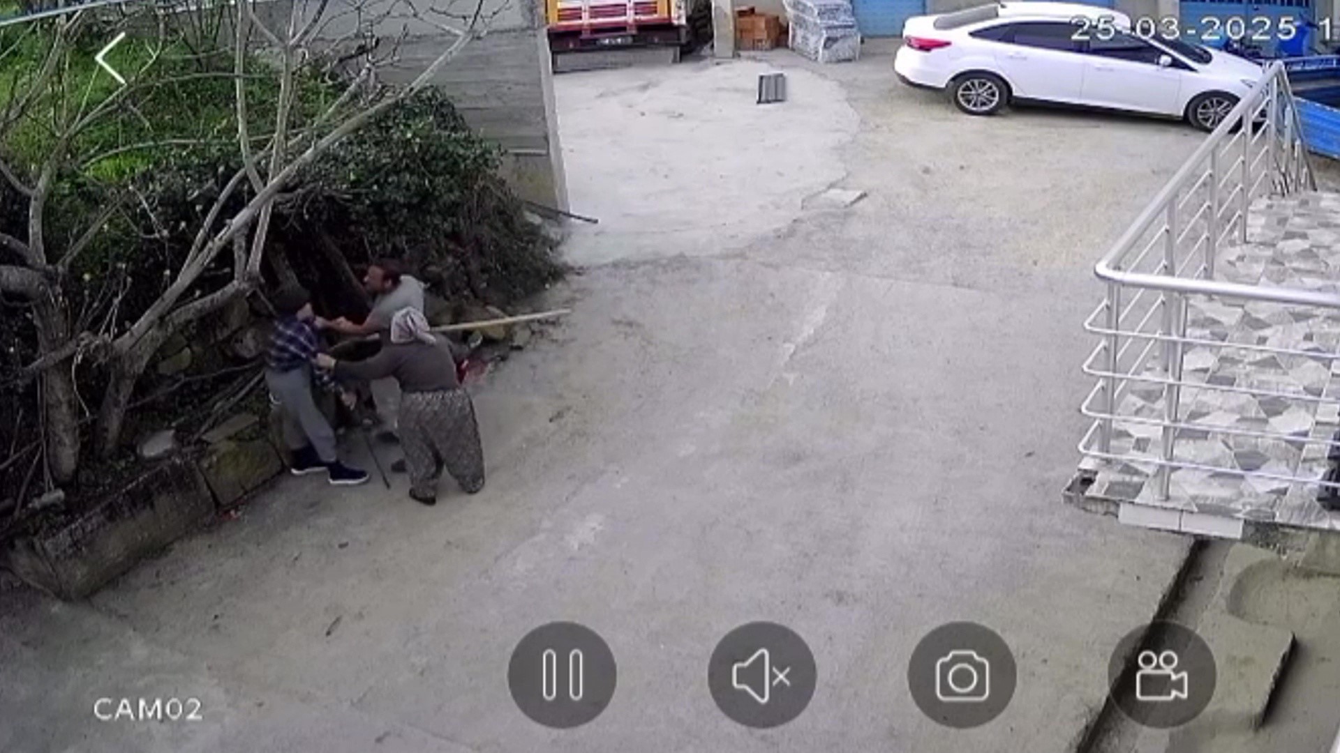 Zonguldak’ın Alaplı ilçesinde aralarında husumet bulunan dayısına kürekle saldıran şüpheli,