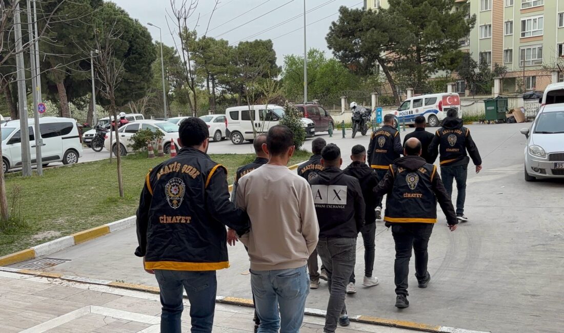 İzmir’in Karabağlar ilçesinde, 22 yaşındaki O.T. evinin önünden kimliği belirsiz