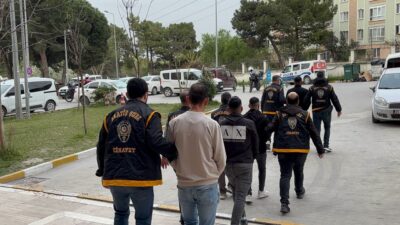 İzmir’in Karabağlar ilçesinde, 22 yaşındaki O.T. evinin önünden kimliği belirsiz