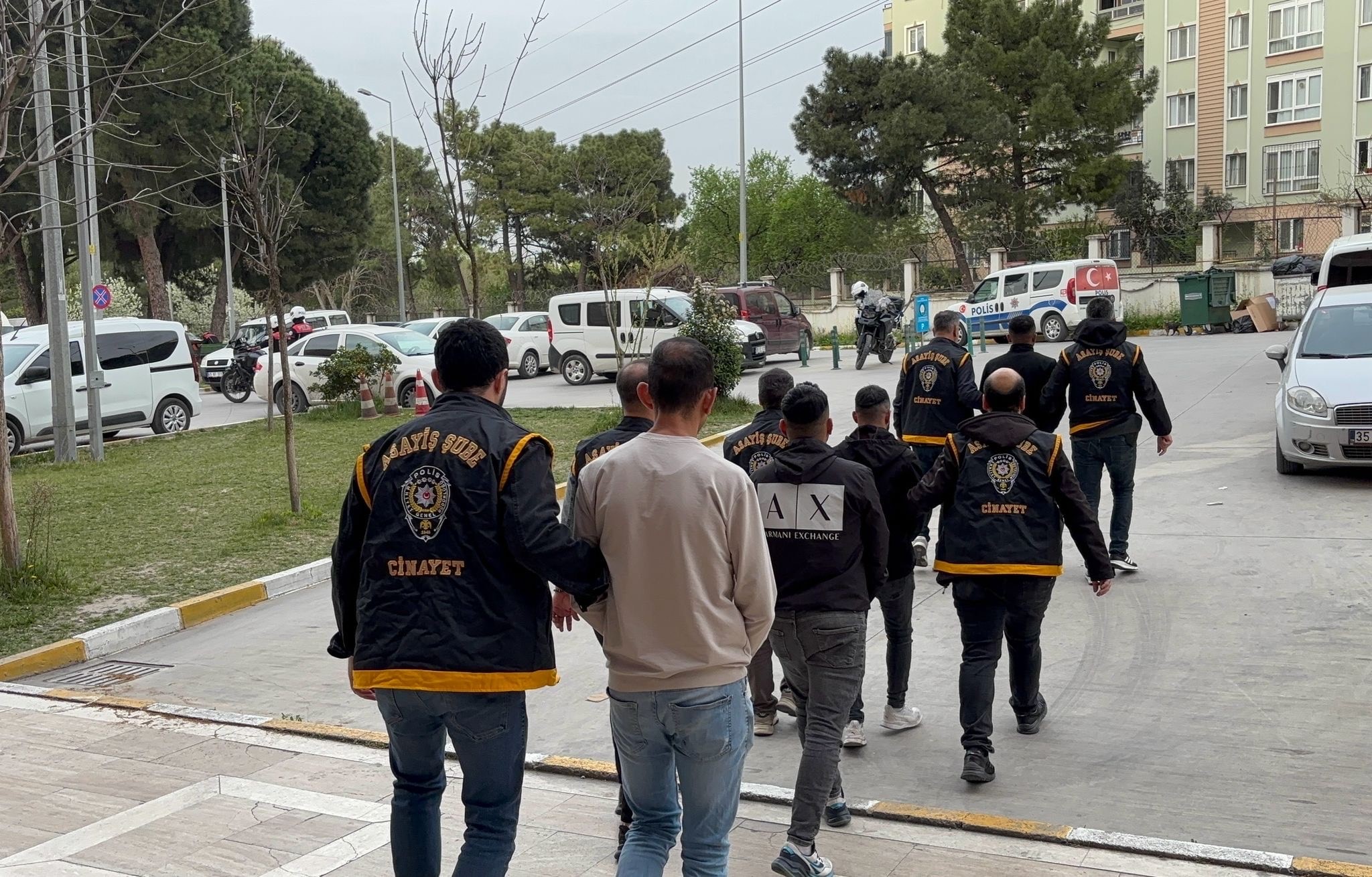 İzmir’in Karabağlar ilçesinde, 22 yaşındaki O.T. evinin önünden kimliği belirsiz