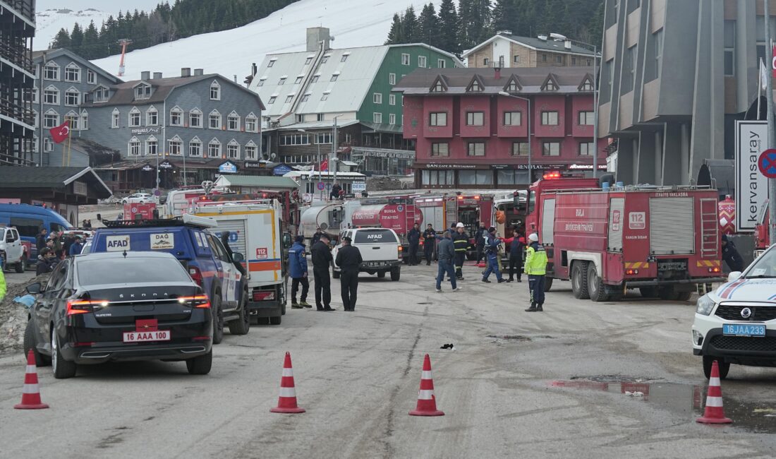 Bursa Uludağ'da bulunan Otel'de yangın çıktı. Yangına itfaiye ekiplerinin müdahalesi sürüyor.