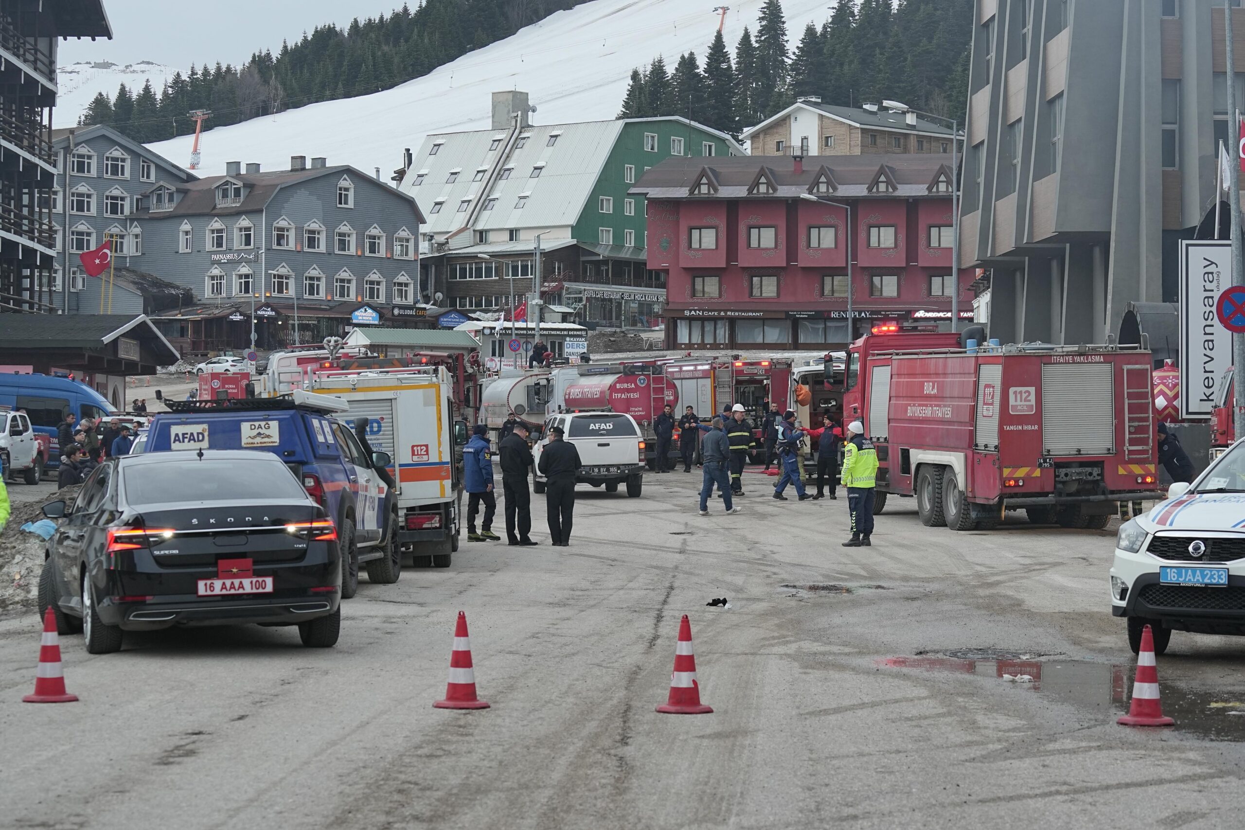 Bursa Uludağ'da bulunan Otel'de yangın çıktı. Yangına itfaiye ekiplerinin müdahalesi sürüyor.