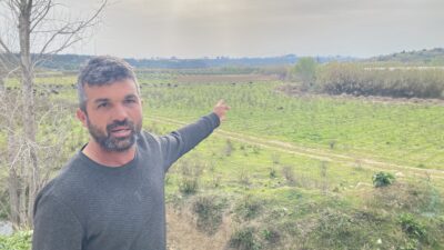  Antalya'nın Aksu ilçesinde keçilerini otlatan çobana kimliği belirsiz bir kişi