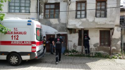 Antalya'nın Muratpaşa ilçesinde yaşanan üzücü olayda, komşusunun camdan hareketsiz bir