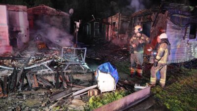  Bursa'nın Mudanya ilçesinde ahşap evlerin bulunduğu alanda çıkan yangında yaklaşık