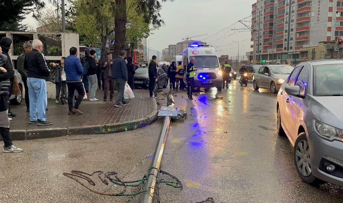 Bursa'da dün iftar saati kontrolden çıkan otomobil, otobüs durağında bekleyen