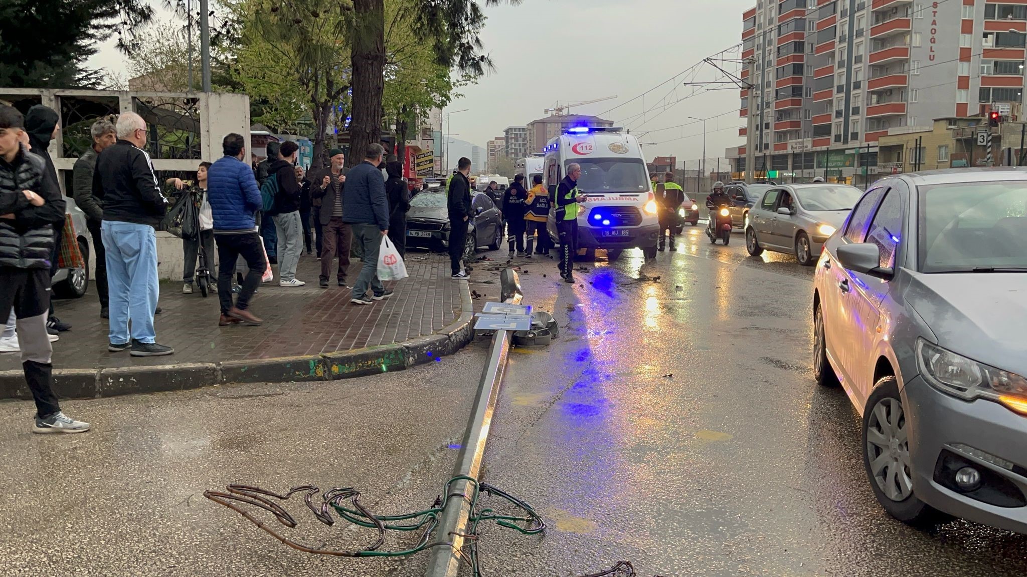 Bursa'da dün iftar saati kontrolden çıkan otomobil, otobüs durağında bekleyen