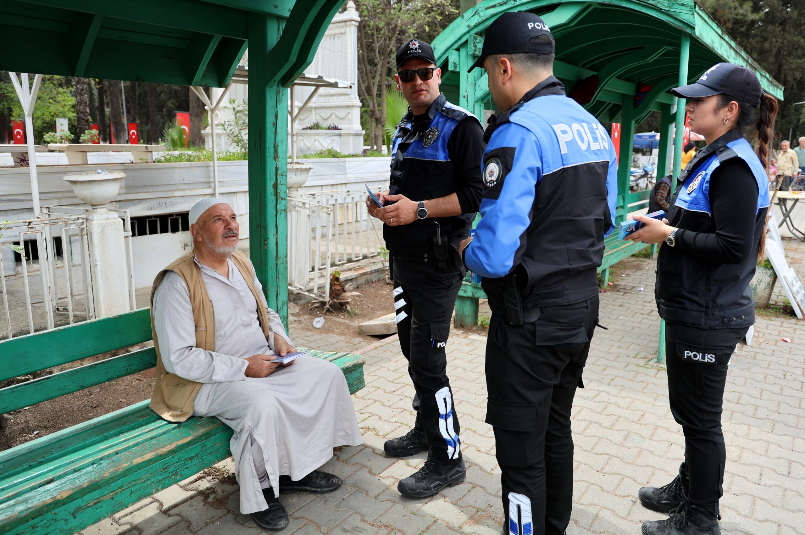 Adana'da Ramazan Bayramı arifesinde polis ekipleri mezarlıkta ‘sahte hoca' avına