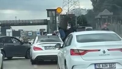  Bursa'da yol verme sebebiyle tartışan sürücüler, araçlarından üstünden atlayıp birbirlerine