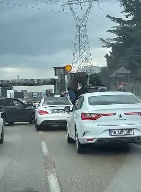 Yol verme meselesi kavgaya dönüştü! Yumruklar havada uçuştu Bursa'da yol verme sebebiyle tartışan sürücüler, araçlarından üstünden atlayıp birbirlerine