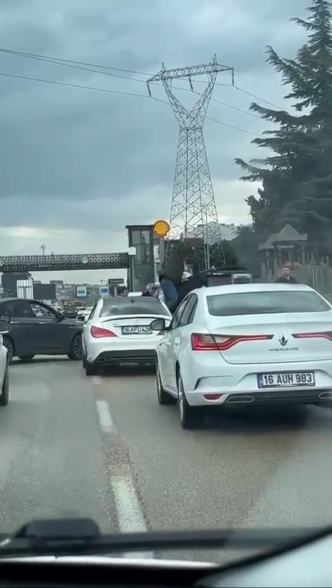  Bursa'da yol verme sebebiyle tartışan sürücüler, araçlarından üstünden atlayıp birbirlerine
