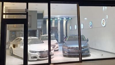 Bursa'nın İnegöl ilçesinde faaliyet gösteren bir oto galeriye gece saati