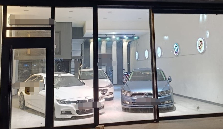 Bursa'nın İnegöl ilçesinde faaliyet gösteren bir oto galeriye gece saati