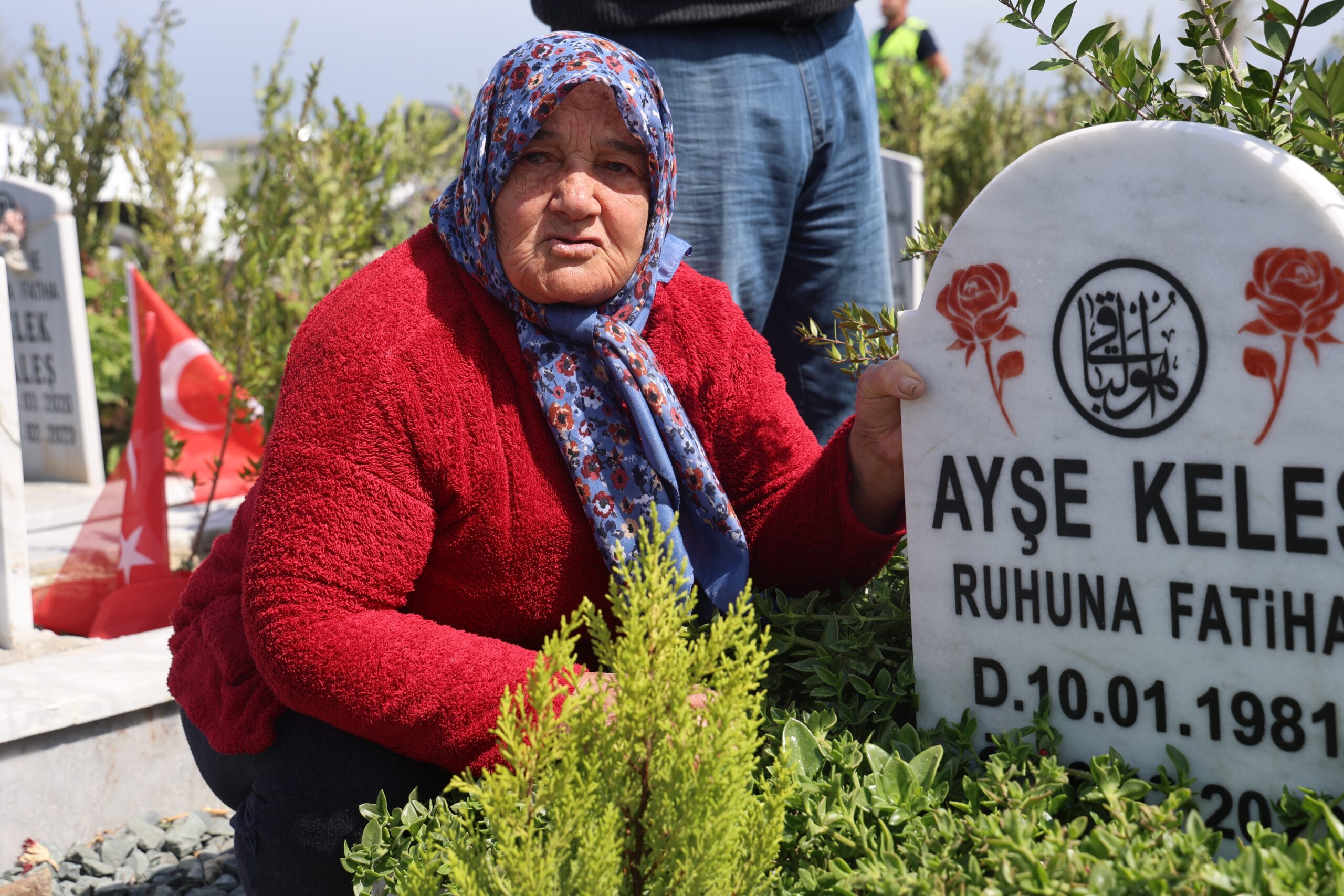 Hatay'da Afetzede Vatandaşlar Deprem Mezarlığına Akın Etti