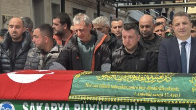 Sakarya’nın Serdivan ilçesinde, şiddetli rüzgar nedeniyle Sapanca Gölü’ne açılan kanosu