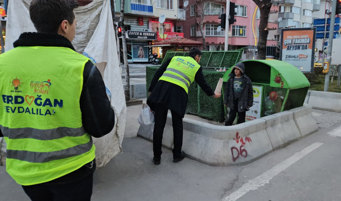 AK Partili gençler iftar vaktinde vatandaşın yanında oldu.