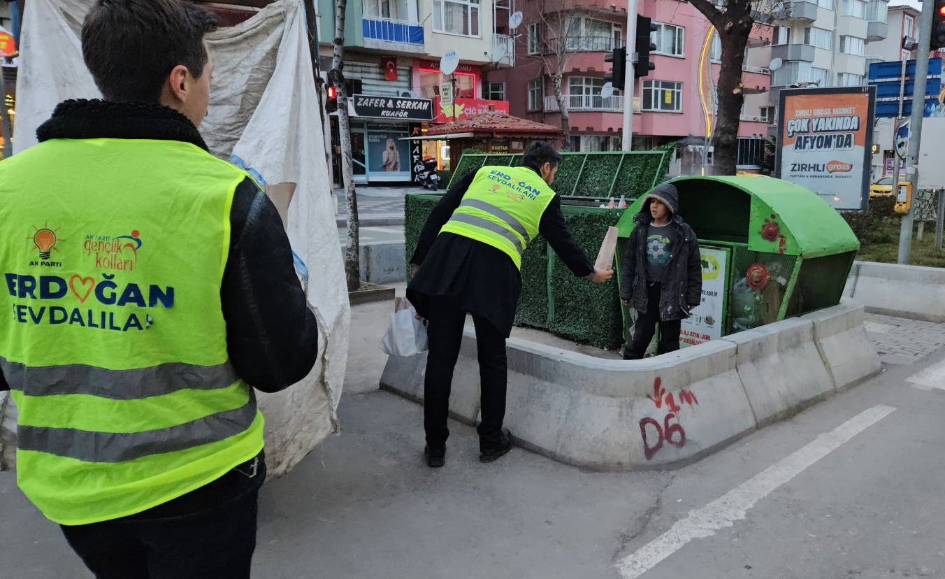 AK Partili gençler iftar vaktinde vatandaşın yanında oldu.