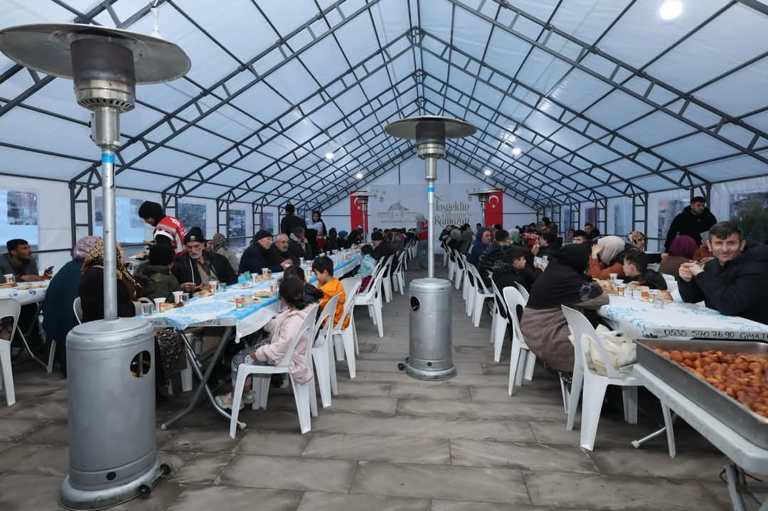 Afyonkarahisar Valiliği himayelerinde Vakıflar Genel Müdürlüğü vatandaşları iftar sofralarında buluşturuyor
