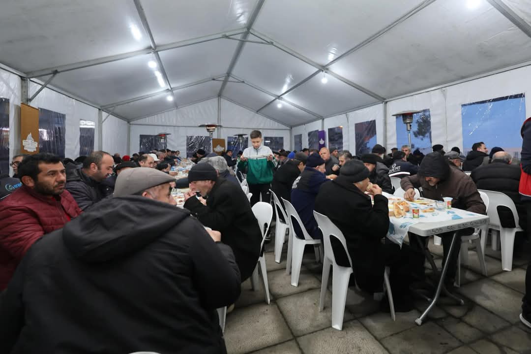 Afyonkarahisar Valiliği himayelerinde Vakıflar Genel Müdürlüğü vatandaşları iftar sofralarında buluşturuyor