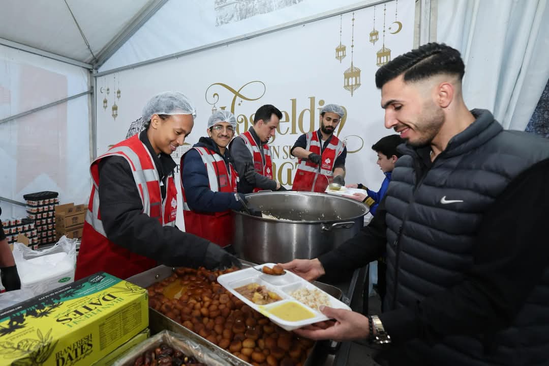 Afyonkarahisar Valiliği himayelerinde Vakıflar Genel Müdürlüğü vatandaşları iftar sofralarında buluşturuyor