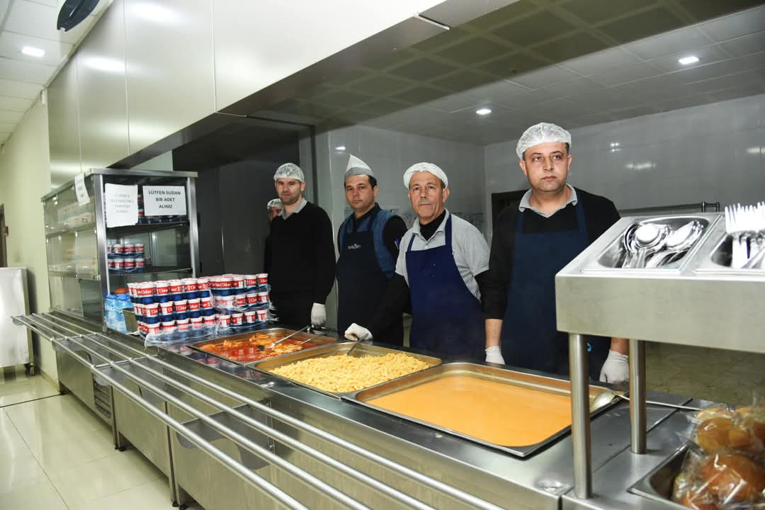 Afyonkarahisar Valiliği himayelerinde Vakıflar Genel Müdürlüğü vatandaşları iftar sofralarında buluşturuyor