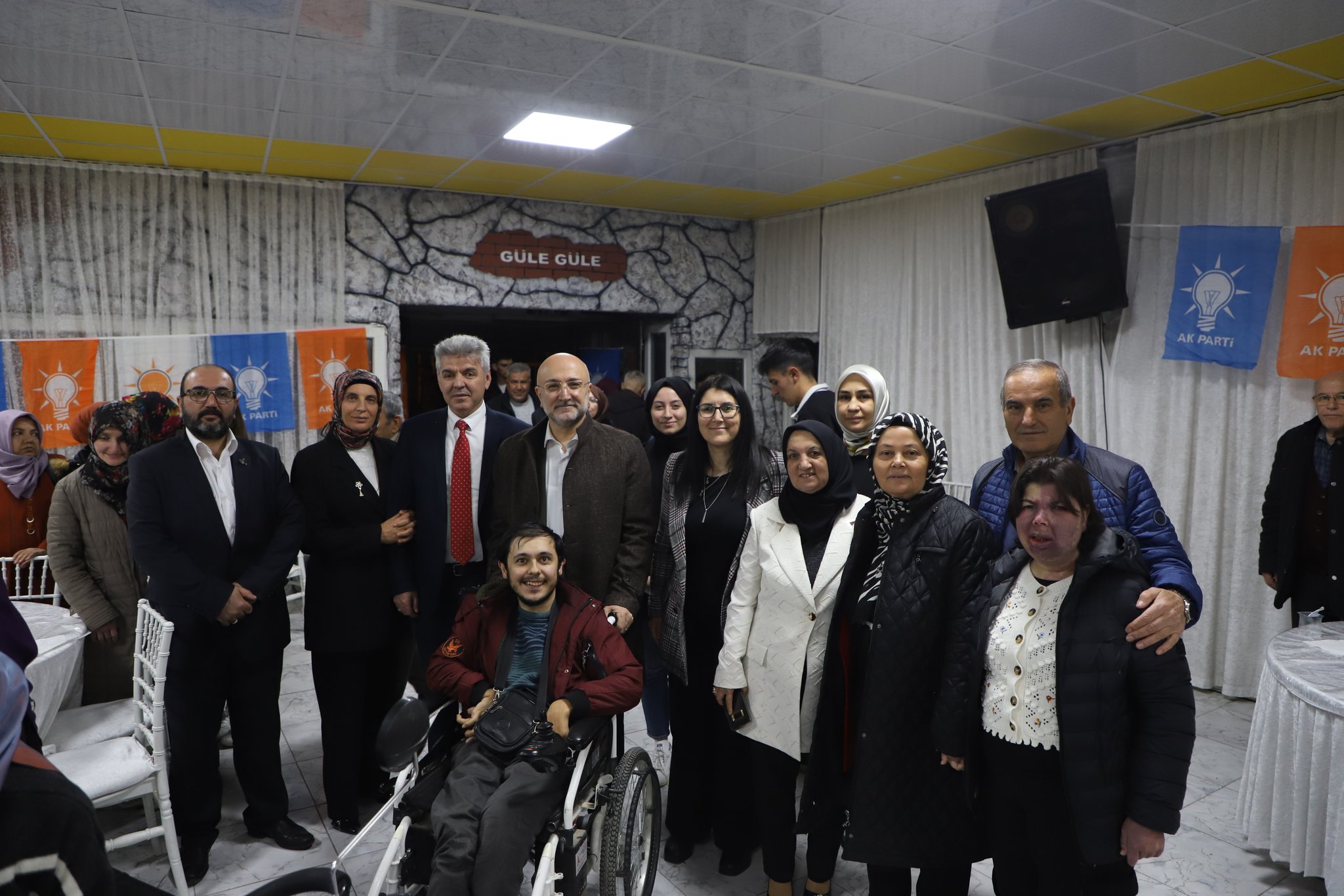 AK Parti Afyonkarahisar İl Teşkilatı engelli bireylerle iftar sofrasında bir