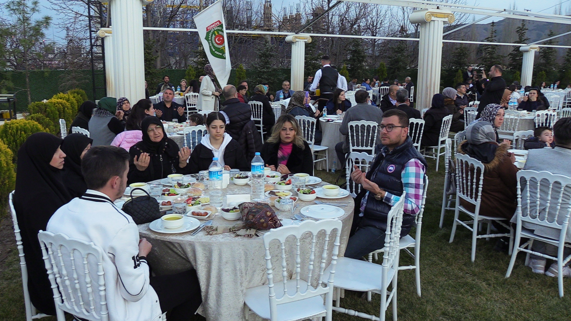 Afyonkarahisar’da 3 genç kardeş iş insanı şehit aileleri için iftar
