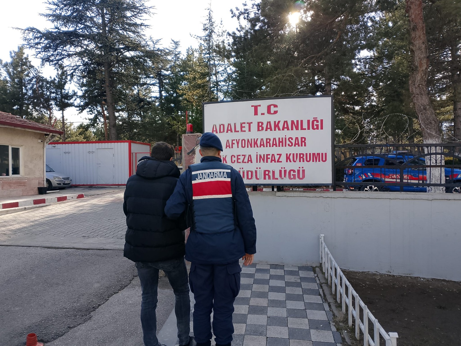 Afyonkarahisar İl Jandarma Komutanlığı, aranan şahısların yakalanmasına yönelik yürüttüğü titiz
