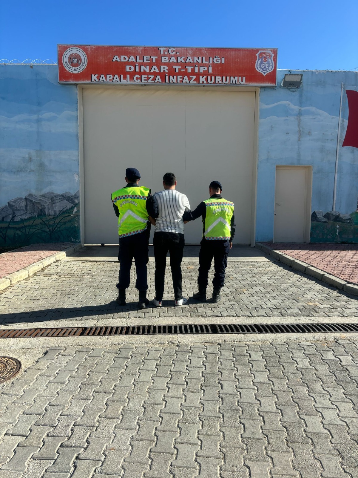 Afyonkarahisar İl Jandarma Komutanlığı, aranan şahısların yakalanmasına yönelik gerçekleştirdiği Yol