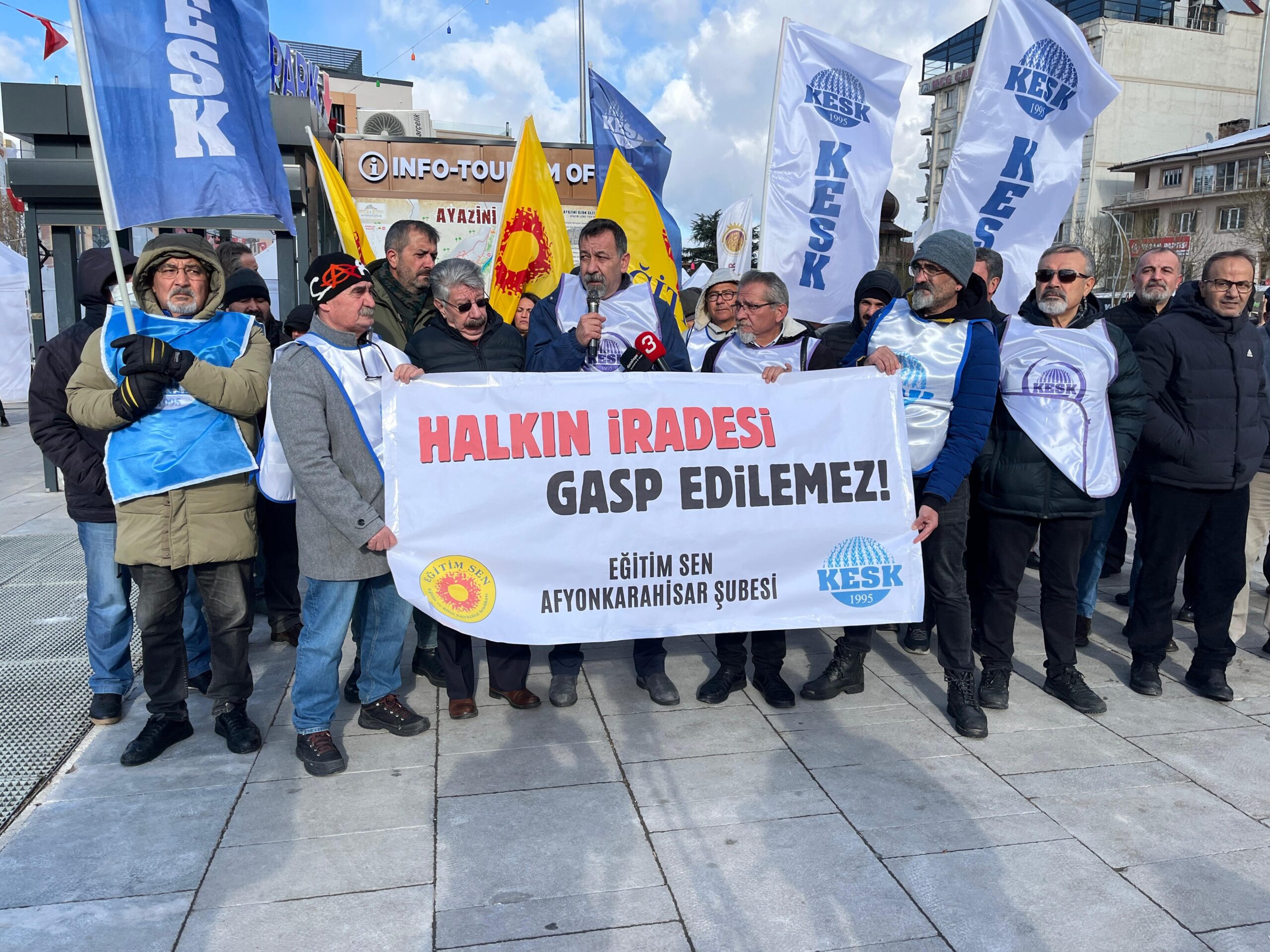 Eğitim Sen Afyonkarahisar Şubesi tarafından zafer meydanında basın açıklaması düzenlendi.