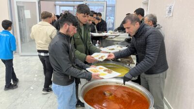 Afyonkarahisar’ın İhsaniye ilçesine bağlı Kayıhan beldesinde, belediye tarafından düzenlenen iftar