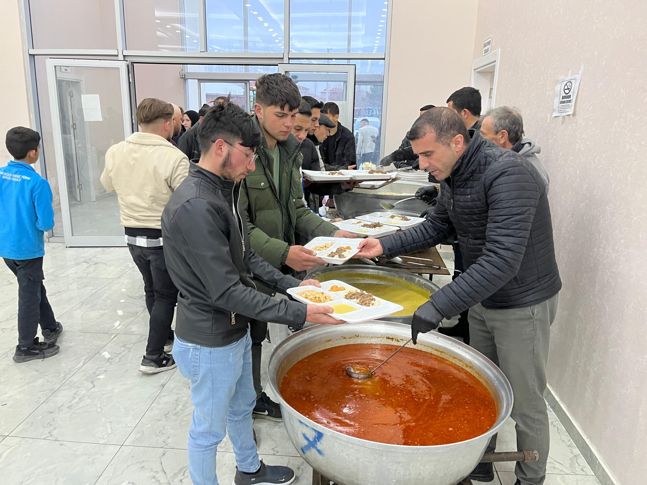 Afyonkarahisar’ın İhsaniye ilçesine bağlı Kayıhan beldesinde, belediye tarafından düzenlenen iftar