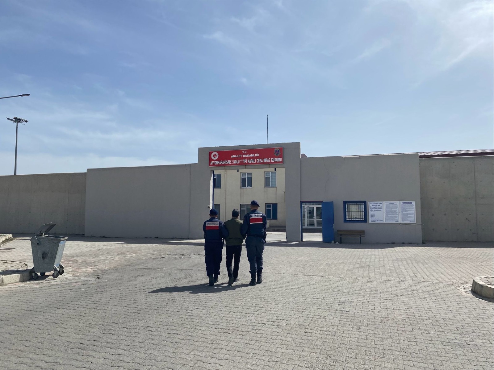 
Afyonkarahisar İl Jandarma Komutanlığı, aranan şahısların tespiti ve yakalanmasına yönelik