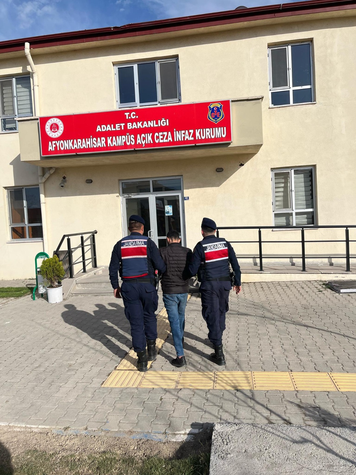 Afyonkarahisar İl Jandarma Komutanlığı, aranan şahısların tespiti ve yakalanmasına yönelik