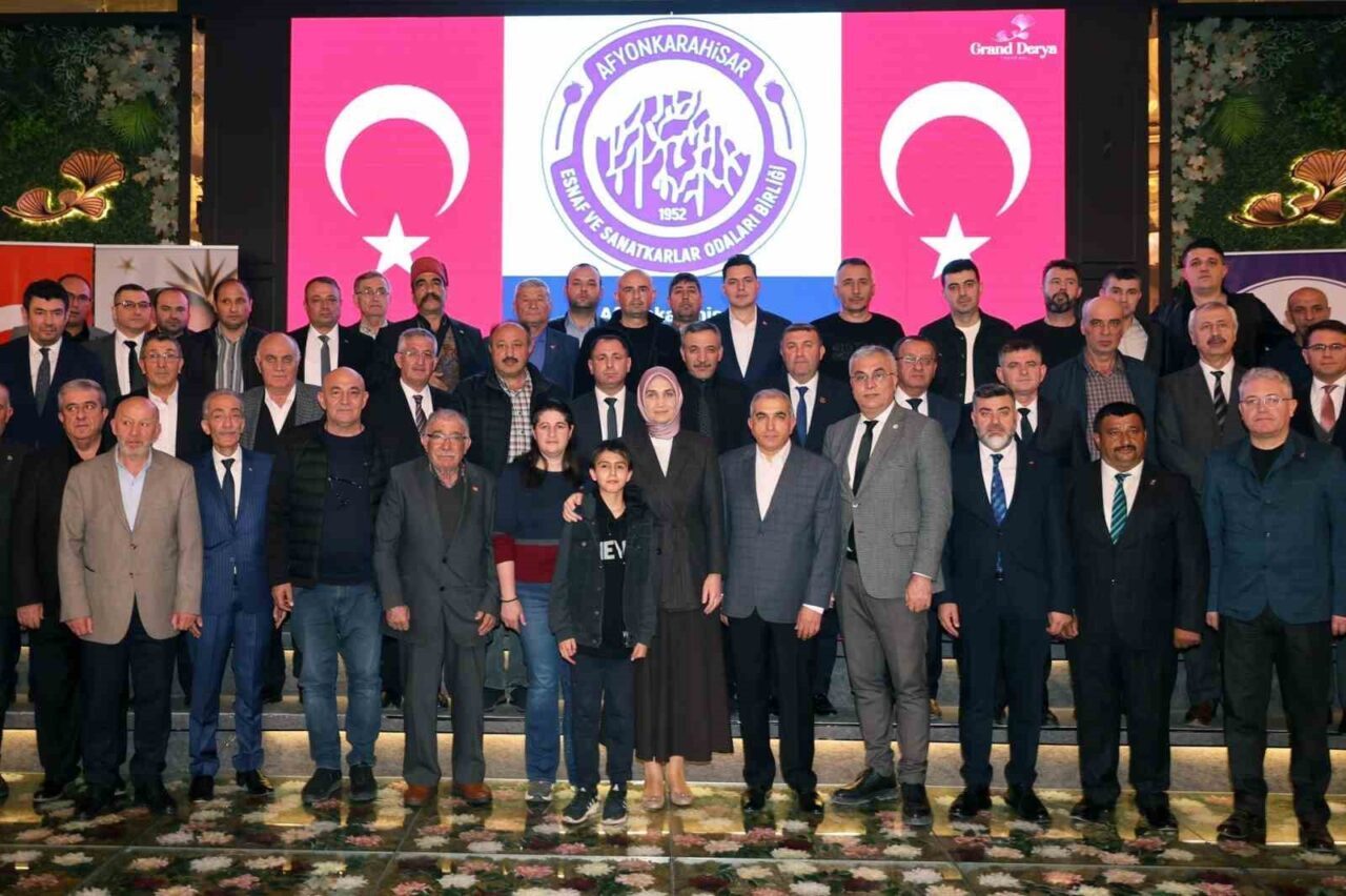 Afyonkarahisar Valisi Doç. Dr. Kübra Güran Yiğitbaşı, esnafla iftar programında