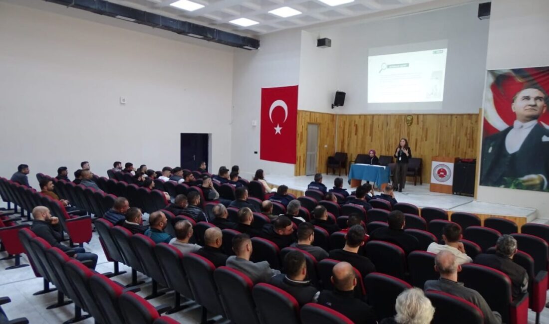 Afyonkarahisar'ın Bolvadin ilçesinde Yeşilay Şubesi tarafından 70 hükümlüye bağımlılık konusunda