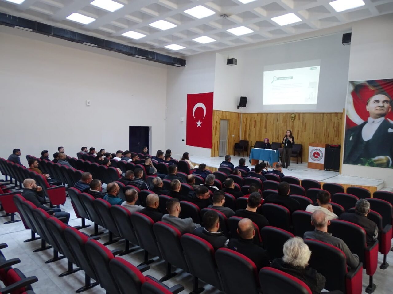 Afyonkarahisar'ın Bolvadin ilçesinde Yeşilay Şubesi tarafından 70 hükümlüye bağımlılık konusunda