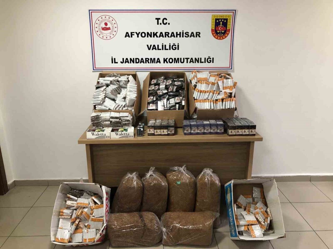 Afyonkarahisar İl Jandarma Komutanlığı 2 şüpheli şahsın evinde yaptığı aramada
