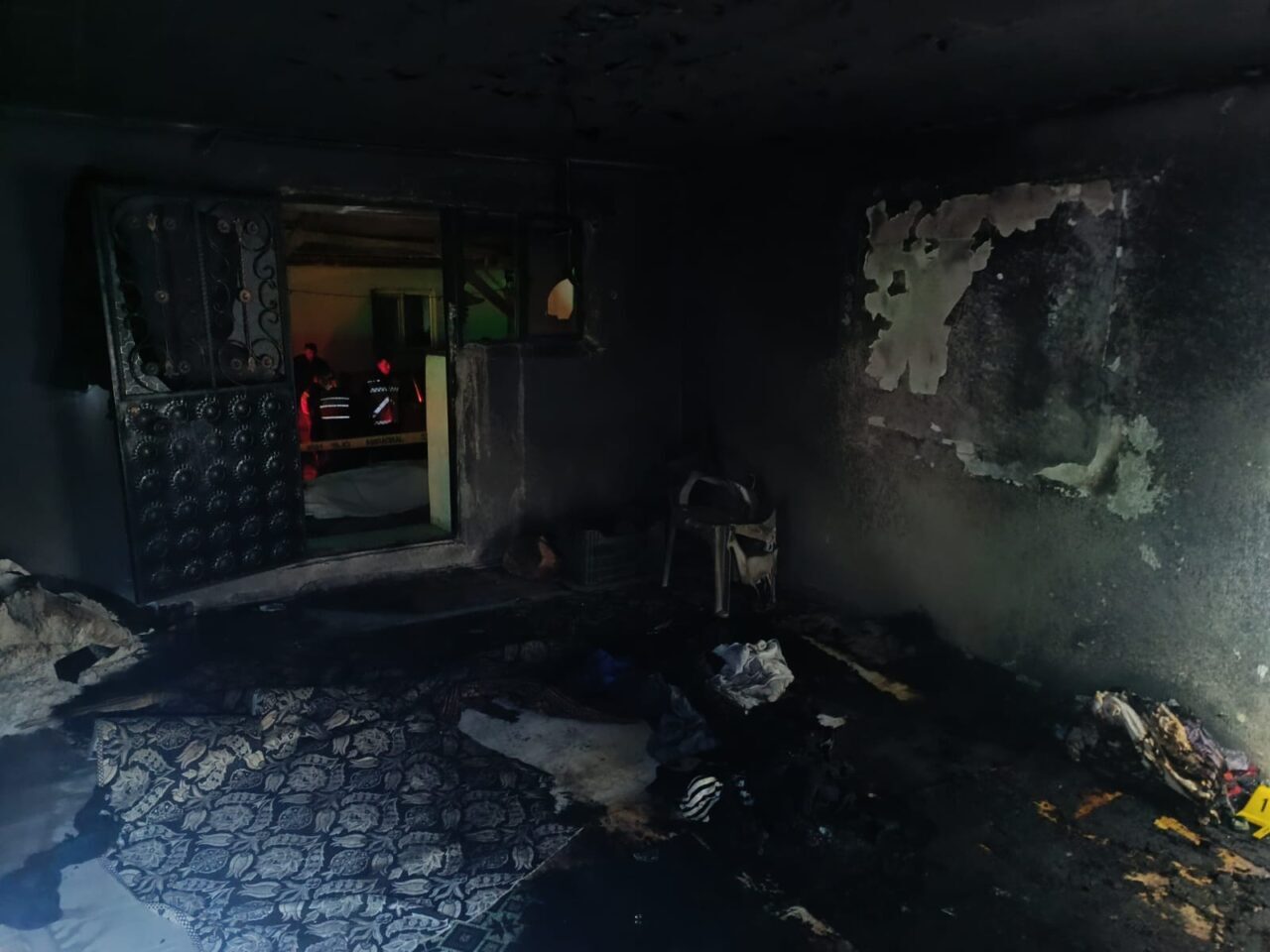 Afyonkarahisar'ın Çay ilçesinde evde çıkan yangında 1 kişi hayatını kaybetti,