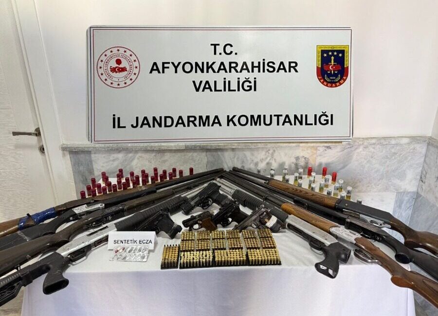 AFYONKARAHİSAR (AA) – Afyonkarahisar'da evlerinde ruhsatsız silah bulunduran 6 şüpheliye