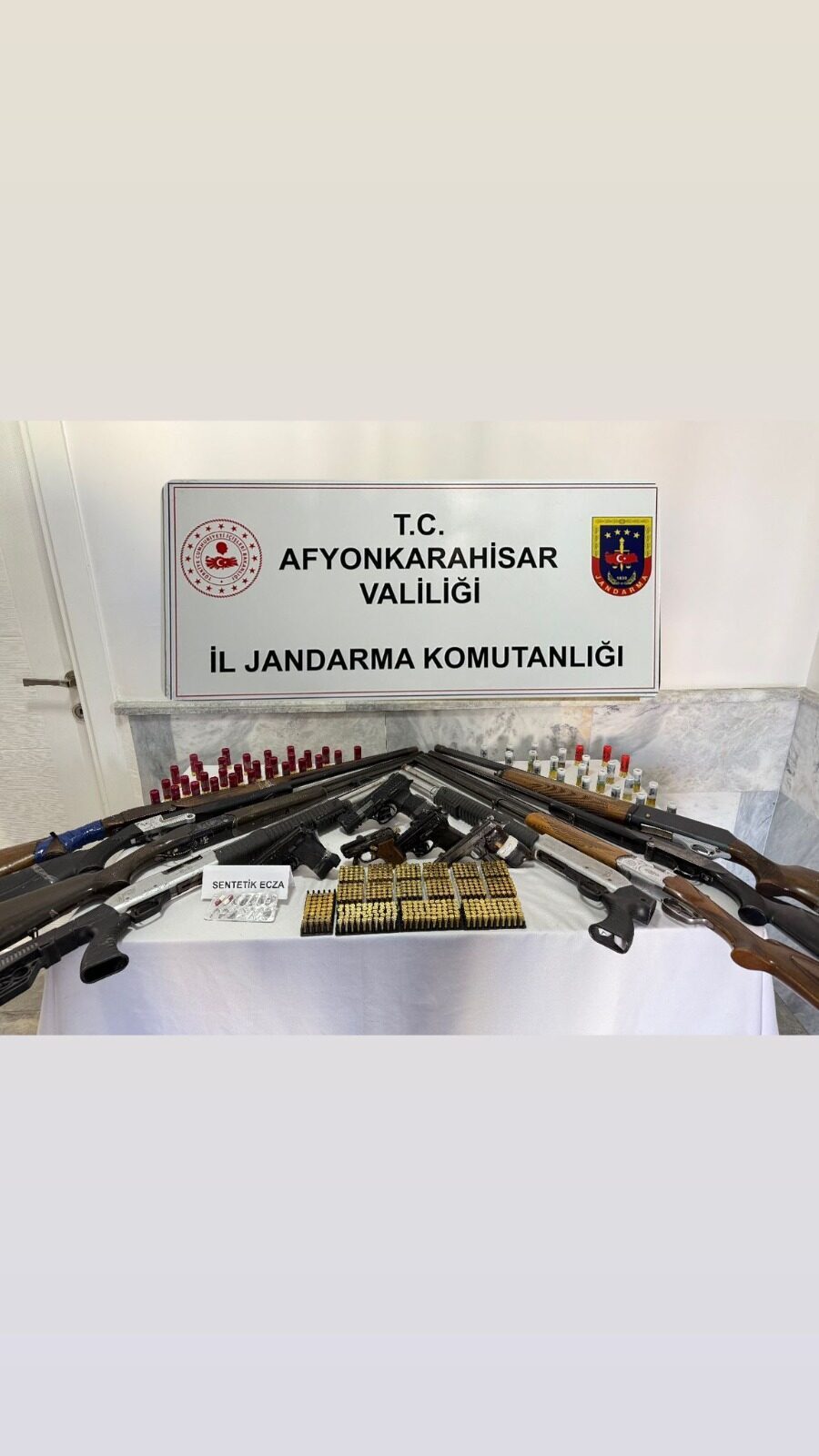 AFYONKARAHİSAR (AA) – Afyonkarahisar'da evlerinde ruhsatsız silah bulunduran 6 şüpheliye