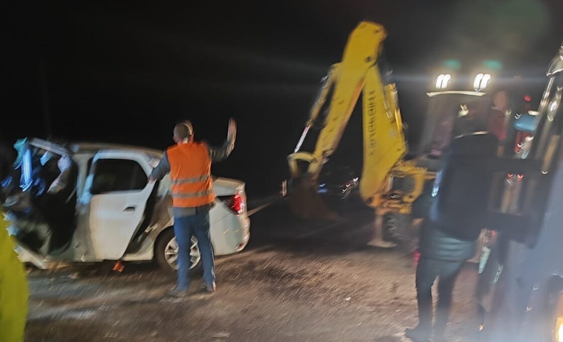 AFYONKARAHİSAR (AA) – Afyonkarahisar'ın Dinar ilçesinde iki otomobilin çarpışması sonucu