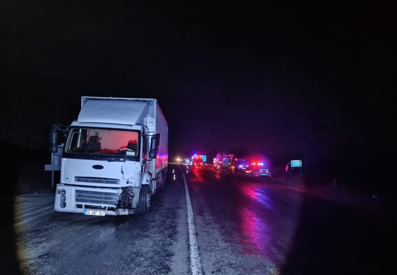 AFYONKARAHİSAR (AA) – Afyonkarahisar'ın Çay ilçesinde otomobil ile kamyonun çarpışması