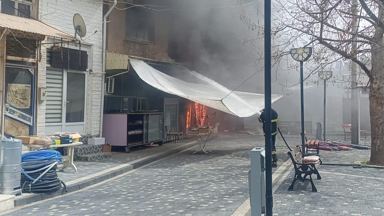 AFYONKARAHİSAR (AA) – Afyonkarahisar'ın Bolvadin ilçesinde manifatura dükkanı çıkan yangında