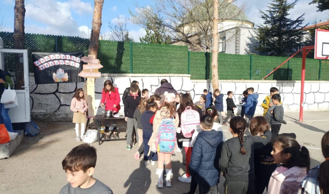 AFYONKARAHİSAR (AA) – Afyonkarahisar'da Kocatepe İlkokulu'ndaki öğretmenler, öğrencilerine "Çanakkale menüsü"