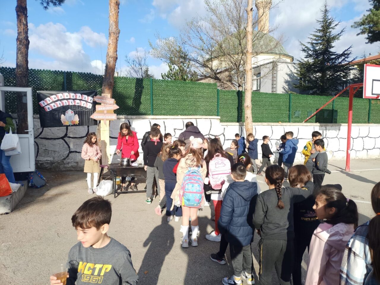 AFYONKARAHİSAR (AA) – Afyonkarahisar'da Kocatepe İlkokulu'ndaki öğretmenler, öğrencilerine "Çanakkale menüsü"