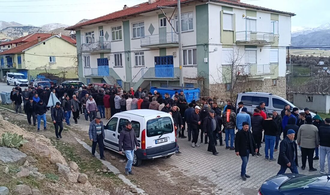 AFYONKARAHİSAR (AA) – Afyonkarahisar'ın Sinanpaşa ilçesinde yolcu otobüsünün şarampole devrilmesi