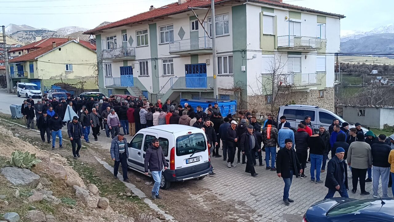 AFYONKARAHİSAR (AA) – Afyonkarahisar'ın Sinanpaşa ilçesinde yolcu otobüsünün şarampole devrilmesi